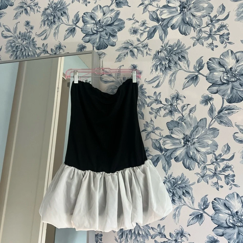 Elegant Black and White Women's Mini Dress - Picture 2 of 2